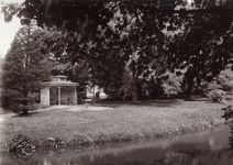 220848 Gezicht op een prieel in de tuin van het huis Voorzorg (Catharijnesingel) te Utrecht.